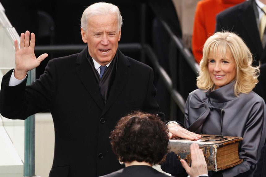 Ông Joe Biden tuyên thệ nhậm chức Phó tổng thống trước toàn thể công chúng vào 21/1/2013. Ảnh: AP