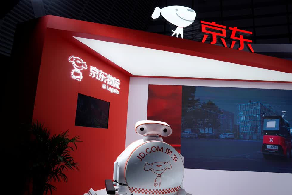 Biểu tượng của JD.com được nhìn thấy tại Hội nghị Internet Thế giới (WIC) ở Wuzhen, tỉnh Chiết Giang, Trung Quốc, năm 2019. Ảnh: Reuters