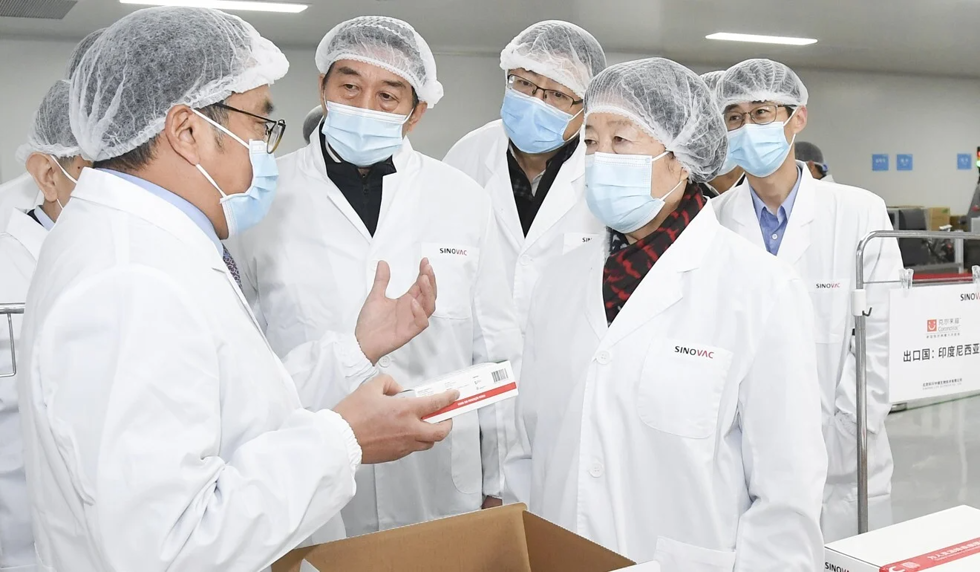 Phó Thủ tướng Tôn Xuân Lan (phải) chỉ đạo các nhà sản xuất vaccine hãy sẵn sàng để sản xuất hàng loạt . Ảnh: Tân Hoa Xã