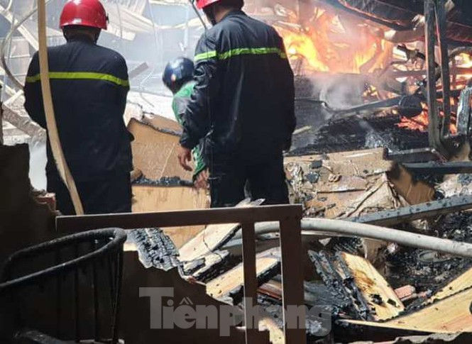 Lực lượng PCCC dập tắt ngọn lửa tại xưởng gỗ. Ảnh: Tiền Phong