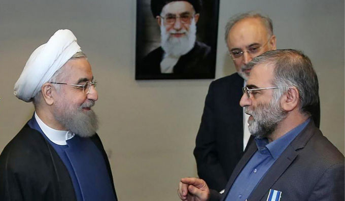 Tổng thống Iran Hassan Rowhani (trái) tại lễ trao giải cho nhà khoa học hạt nhân Iran Mohsen Fakhrizadeh (phải) ở Tehran. Ảnh: AFP.