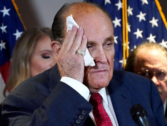 Luật sư Rudy Giuliani trước khi dương tính với COVID-19 đã di chuyển khắp nước Mỹ, tham dự nhiều sự kiện đông người. Ảnh: Reuters.