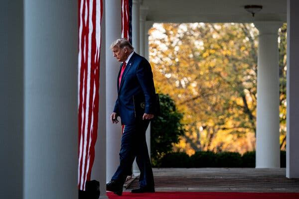 Tổng thống Mỹ Donald Trump đang xem xét rời Nhà Trắng bằng chuyến bay Không lực Một cuối cùng. Ảnh: The New York Times