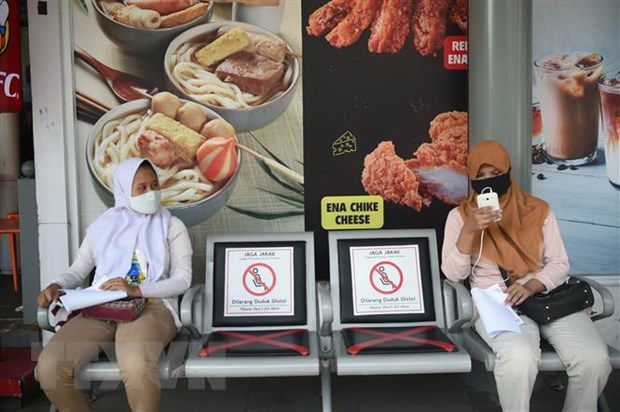 Người dân đeo khẩu trang phòng lây nhiễm COVID-19 tại Jakarta, Indonesia. (Ảnh: TTXVN