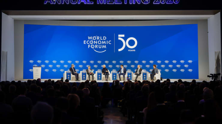   Từ trái sang phải, Zhu Min, Phó giám đốc điều hành Quỹ Tiền tệ Quốc tế (IMF), Haruhiko Kuroda, Thống đốc Ngân hàng Trung ương Nhật Bản (BOJ), Christine Lagarde, Chủ tịch Ngân hàng Trung ương Châu Âu (ECB), Steven Mnuchin, Hoa Kỳ Bộ trưởng Tài chính, Olaf Scholz, Bộ trưởng Tài chính Đức, và Kristalina Georgieva, Giám đốc điều hành Quỹ Tiền tệ Quốc tế (IMF), tham dự phiên thảo luận vào ngày bế mạc Diễn đàn Kinh tế Thế giới (WEF) ở Davos, Thụy Sĩ, vào thứ Sáu, tháng 1 Ngày 24 năm 2020. Ảnh: Bloomberg.  