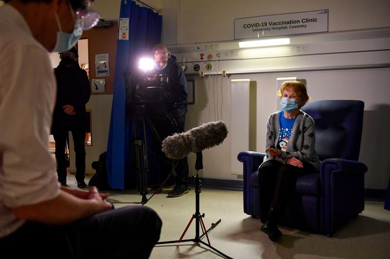 Bà Margaret Keenan, 90 tuổi, là người đầu tiên ở Vương quốc Anh được tiêm vaccine Pfizer-BioNtech COVID-19 tại Bệnh viện Đại học, Coventry. Ảnh: Reuters