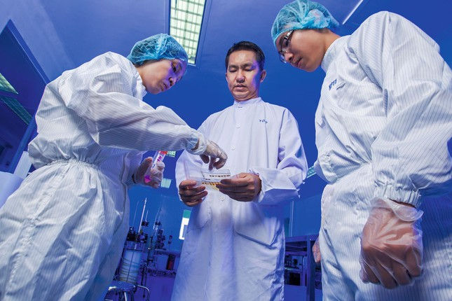 Ông Hồ Nhân (ở giữa) cho biết các loại thuốc sinh học đặc trị của công ty hiện đã được mở rộng thêm các sản phẩm điều trị bệnh thiếu máu, tăng bạch cầu để hỗ trợ bệnh nhân khi hóa trị, xạ trị, ghép tủy. Ảnh: Forbes Việt Nam