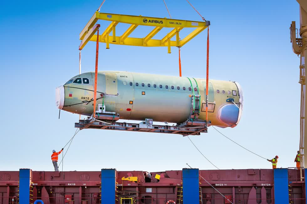 Phần thân trước máy bay Airbus A321CEO được vận chuyển về sau khi sản xuất tại Saint-Nazaire (Pháp). Ảnh: New York Times.