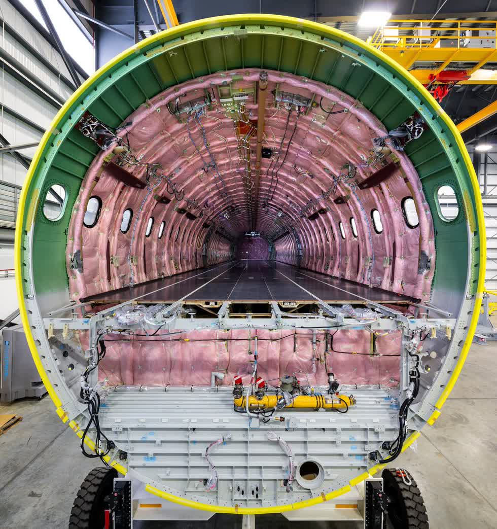 Bên trong thân máy bay Airbus A321CEO trước khi lắp đặt các bộ phận như ghế, khoang chứa hành lý, nhà bếp, nhà vệ sinh. Ảnh: New York Times.