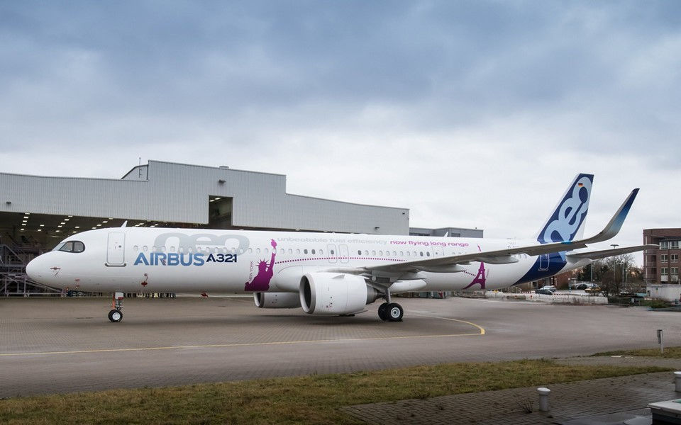  A321CEO có tầm bay tối đa là 5.550 km. Tốc độ đạt 877 km/h ở độ cao 10.668 m. Chiều dài thân máy bay là 44,51 m và sải cánh 34,1 m. Phần đuôi máy bay rất tiên tiến vì được làm bằng sợi carbon tổng hợp, cực nhẹ nhưng rất vững chắc, giúp máy bay vận hành nhẹ nhàng và ổn định hơn. Ảnh: Airbus.