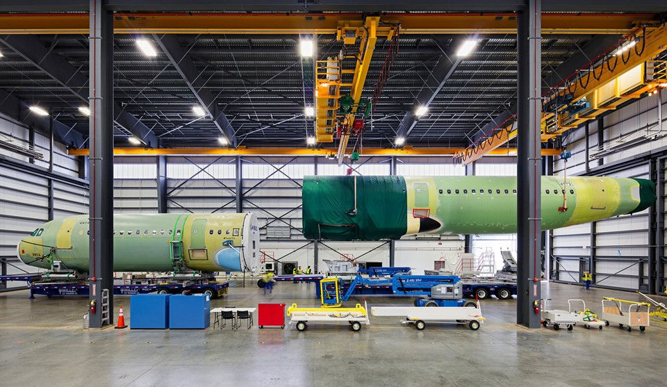 Động cơ của tàu bay AirbusA321CEO được sản xuất tại nhà máy Pratt & Whitney, thành phố Middletown, bang Connecticut, Mỹ. Ảnh: New York Times.