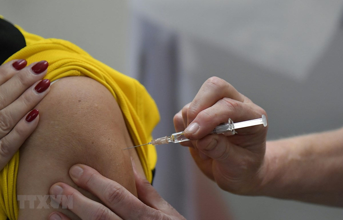  Tiêm phòng vaccine COVID-19 cho tình nguyện viên. (Ảnh: AFP/TTXVN)