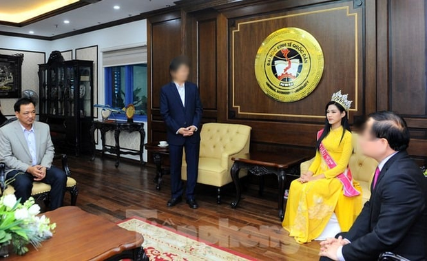 Hình ảnh gây tranh cãi: Thầy giáo đứng nói chuyện, trong khi Hoa hậu Đỗ Hà lại ngồi. Ảnh: Tiền Phong 