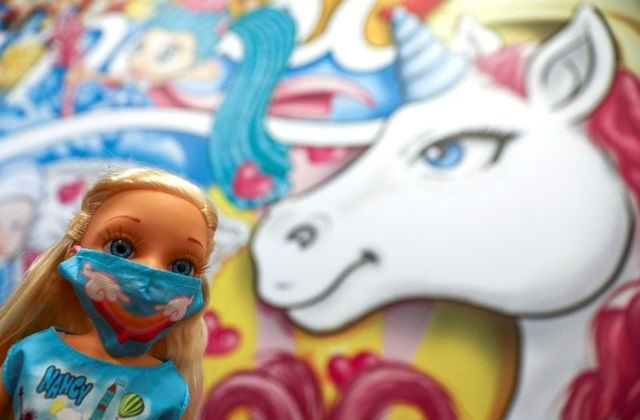 Búp bê Nancy đeo khẩu trang giữa mùa dịch tại trụ sở của nhà sản xuất đồ chơi TFamosa, ở Madrid. Ảnh: Reuters.