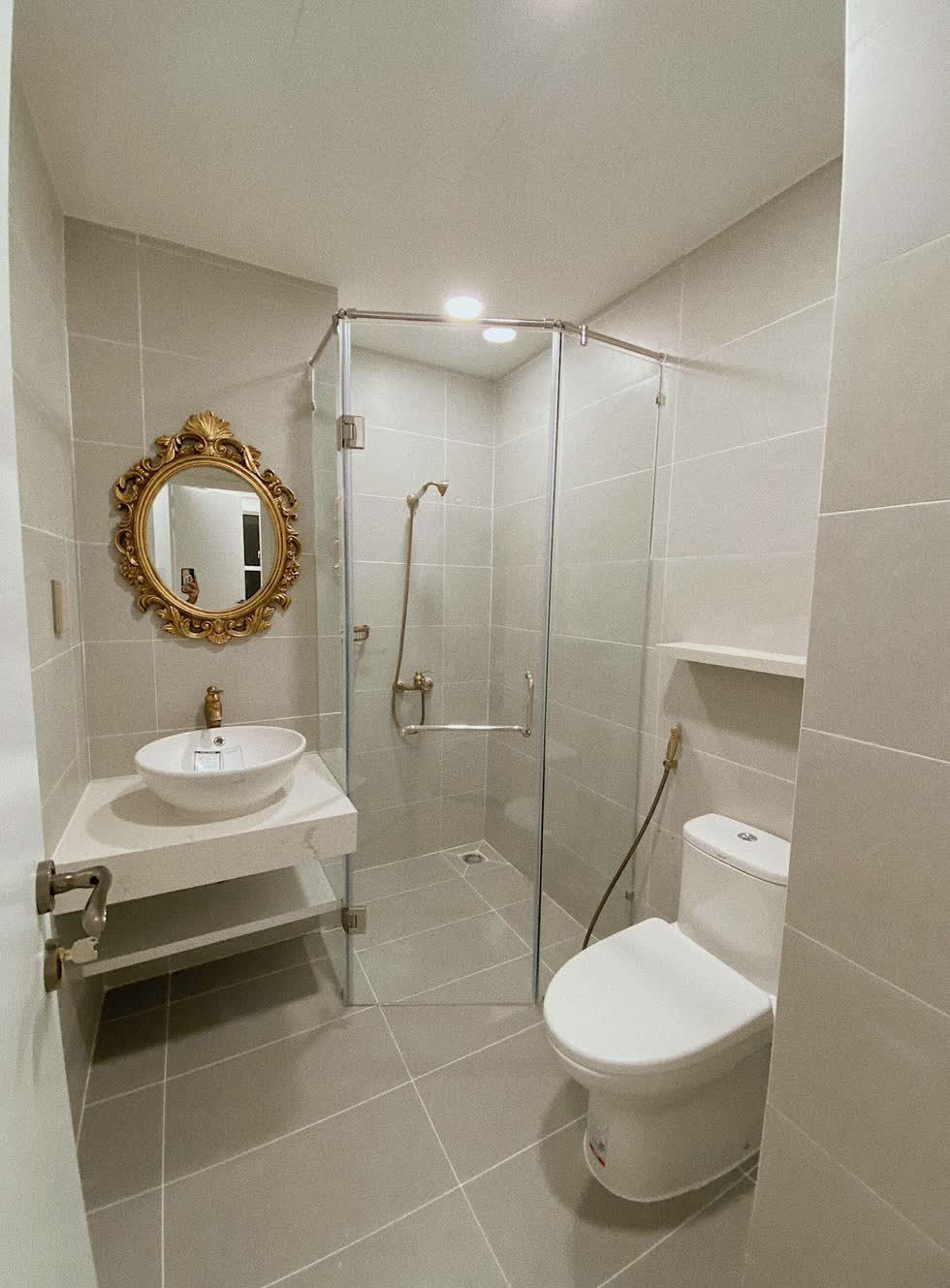 Phòng vệ sinh nhỏ xinh, hiện đại, được phân chia khu khô - ướt riêng biệt.