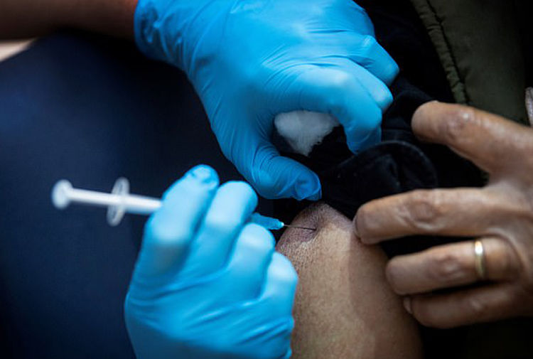 Tiêm thử nghiệm vaccine của Pfizer/BioNTech tại Anh. Ảnh: Reuters 