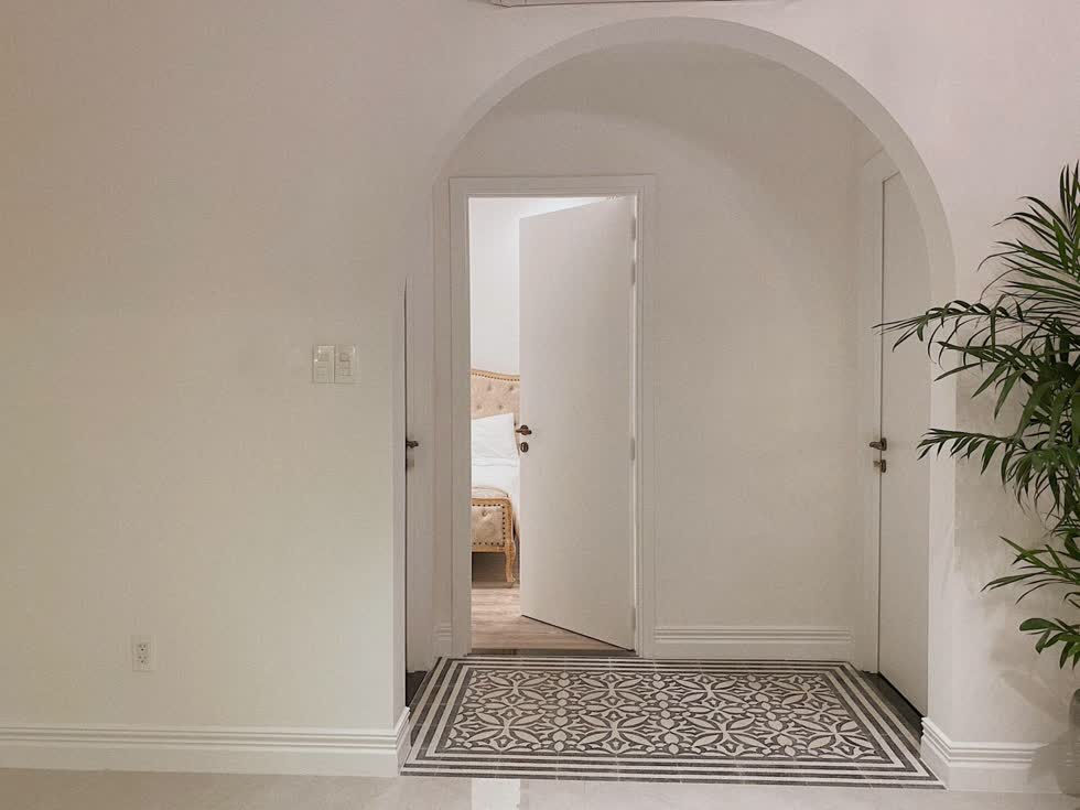 Ngoài cửa vòm để phân chia không gian, hoa văn gạch lát sàn cũng thay đổi, chuyển tiếp từ khu vực bên ngoài vào phòng ngủ.