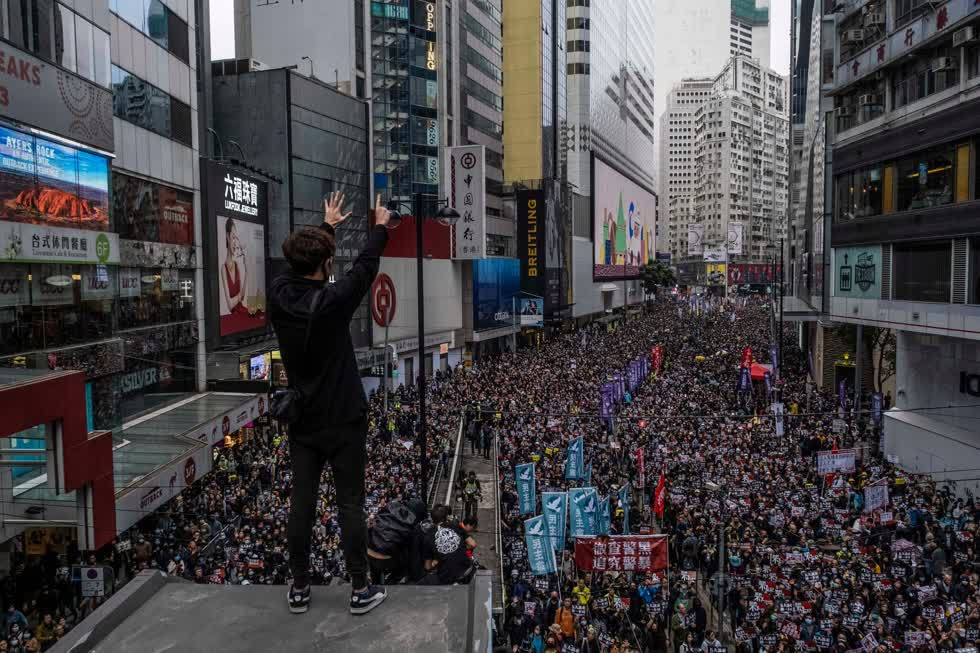 Hồng Kông, ngày 1/1/2020. Sau nhiều tuần tương đối ôn hòa, những người biểu tình ủng hộ dân chủ đã xuống đường, tiếp tục các cuộc biểu tình lớn đã bắt đầu vào tháng 6 trước đó. Ảnh: Lam Yik Fei/The New York Times