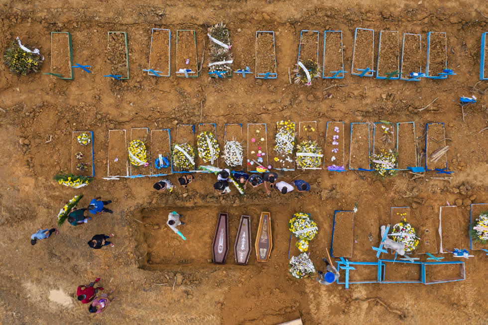 Manaus, Brazil, ngày 25/5/2020. Hàng loạt ngôi mộ mới được đào tại một nghĩa trang ở Manaus, thành phố lớn nhất vùng Amazon của Brazil, nơi có thời điểm tất cả các phường đều có ca nhiễm COVID-19 và 100 người chết mỗi ngày. Ảnh: Tyler Hicks/The New York Times