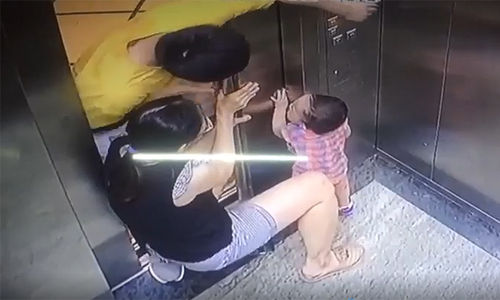 Một bé nhỏ bị kẹp tay vào thang máy. 