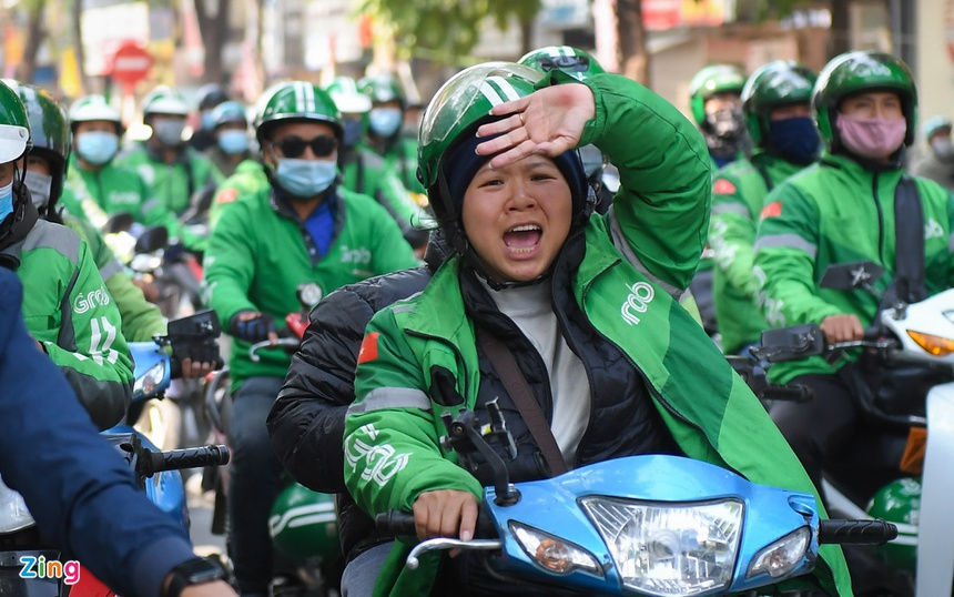 Các tài xế Grab không được trả lương tối thiểu, tiền ngoài giờ hay bảo hiểm y tế. Ảnh: Việt Hùng.
