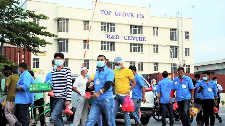 Công nhân chen chúc nhau rời nhà máy Top Glove sau khi tan ca ở Klang, Malaysia vào ngày 7/12. Ảnh: Reuters.