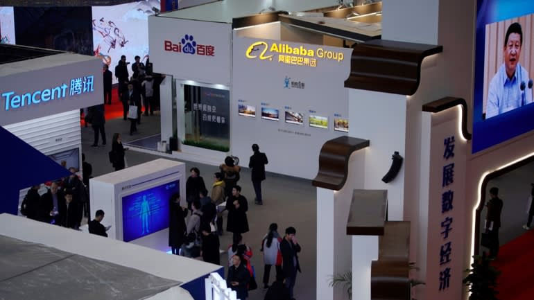 Chủ tịch Trung Quốc Tập Cận Bình xuất hiện trên màn hình trước logo của các công ty internet hàng đầu Trung Quốc Tencent, Baidu và Alibaba, trong Hội nghị Internet thế giới lần thứ tư tại Wuzhen, tỉnh Chiết Giang. Ảnh: Reuters