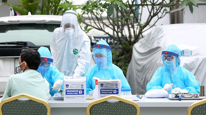 COVID-19 chiều 17/12: Việt Nam thêm 2 ca nhiễm, Tổng thống Pháp dương tính với SARS-CoV-2