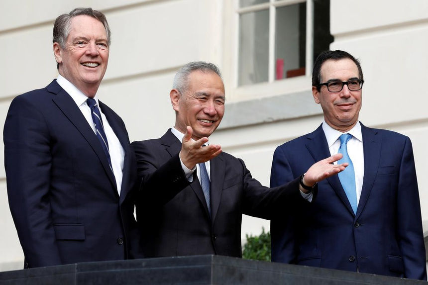 Đại diện Thương mại Mỹ Robert Lighthizer (trái), Phó thủ tướng Trung Quốc Lưu Hạc (giữa) và Bộ trưởng Tài chính Mỹ Steven Mnuchin trong cuộc đàm phán thương mại tại Washington tháng 10/2019. Ảnh: Reuters.