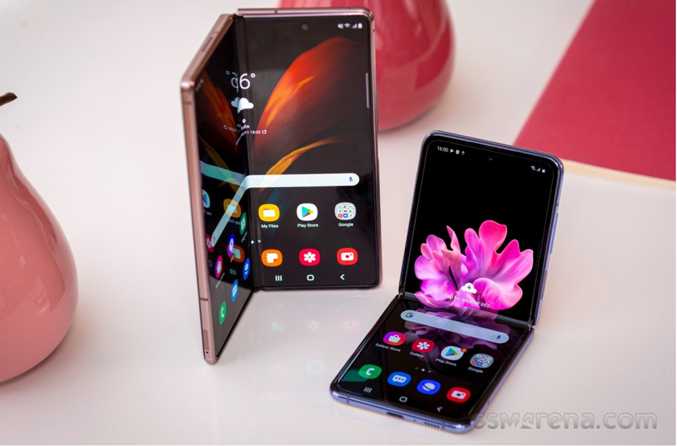   Galaxy Z Fold 2 (trái) và Galaxy Z Flip (phải).  