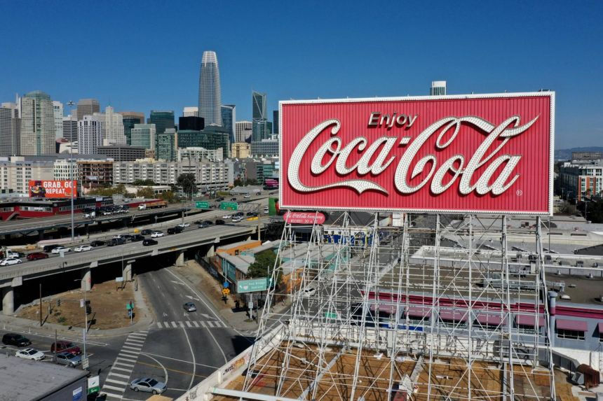 Coca-Cola sẽ cắt giảm 2.200 nhân sự trên toàn cầu. Ảnh: AFP
