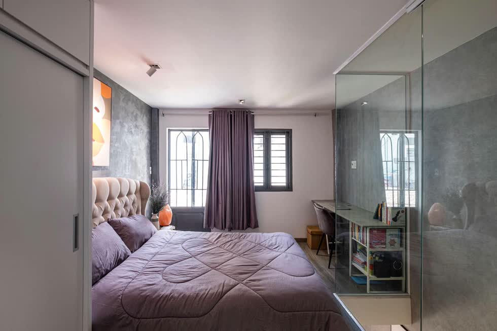 Phòng ngủ trên tầng lầu nhỏ xinh nhưng ấm cúng, ấn tượng nhất là vách ốp đầu giường mang màu hồng nhạt trẻ trung.