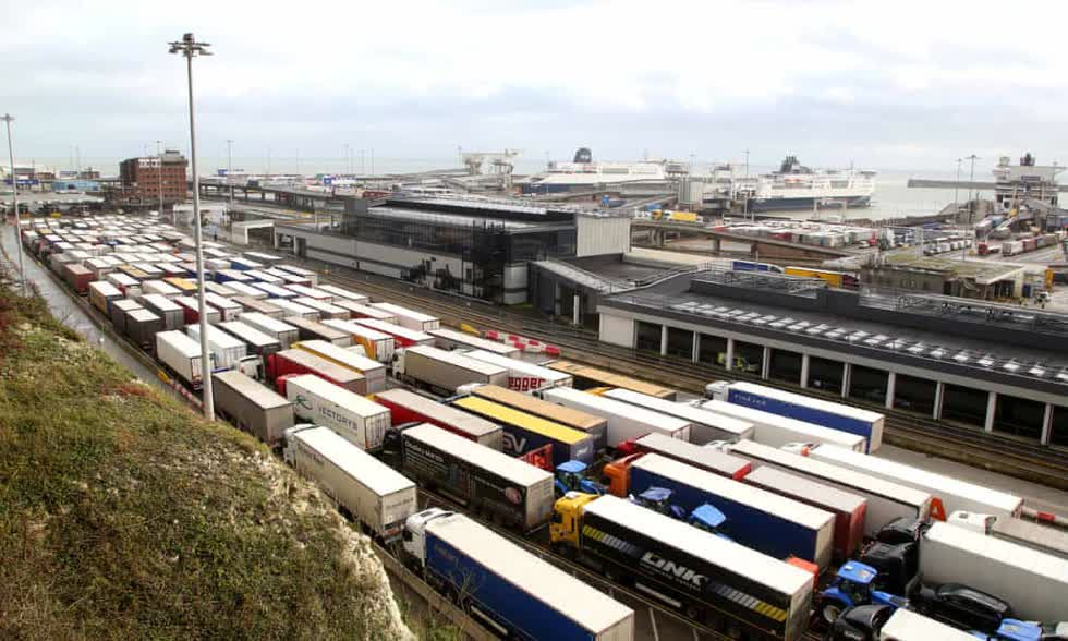 Xe tải xếp hàng vào  cảng Dover  ở Kent kẹt cứng vì lệnh cấm của chính phủ Pháp. Ảnh: Gareth Fuller.