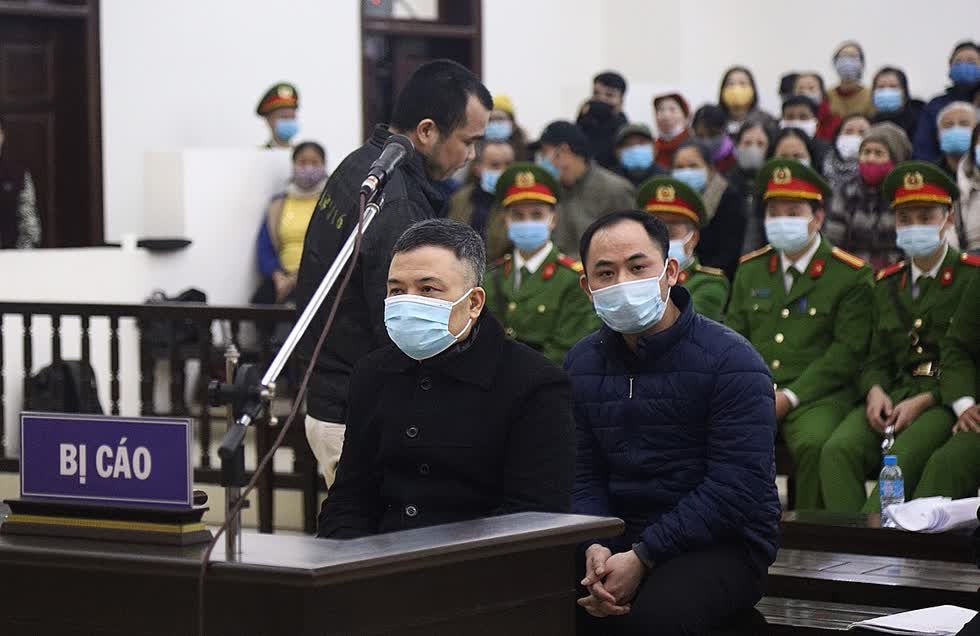 Bị cáo Lê Xuân Giang (trái) và Lê Văn Tú tại phiên xét xử sáng 21/12. Ảnh: Vnexpress