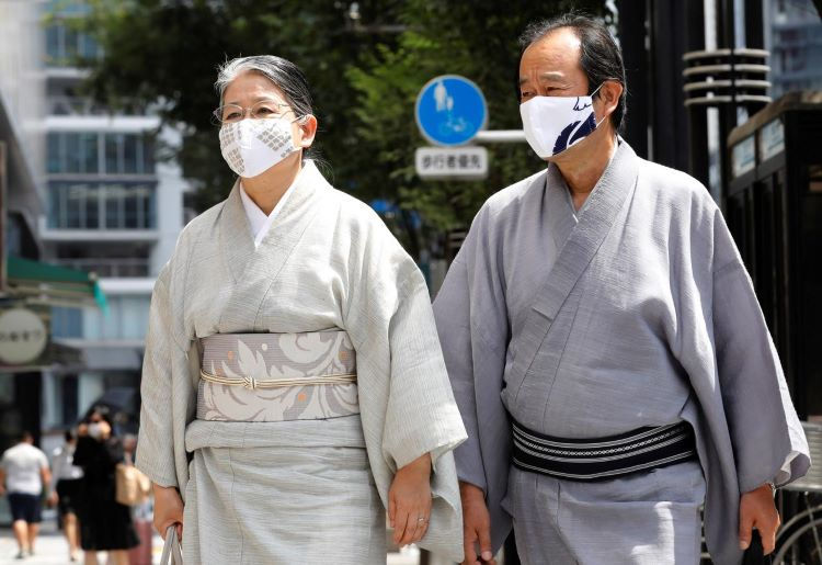 Người dân mặc trang phục truyền thống kimono, đeo khẩu trang khi đi mua sắm Tokyo, Nhật Bản. Ảnh: Reuters