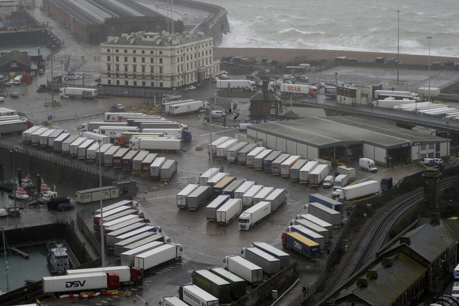 Xe tải chở hàng bị mắc kẹt ở cảng Dover ở Anh hôm 21/12. Ảnh: AP.