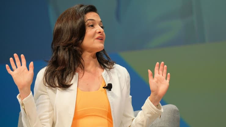 Giám đốc điều hành Facebook Sheryl Sandberg phát biểu trên sân khấu trong phiên họp của Facebook tại Cannes Lions 2019 tại Cannes, Pháp.