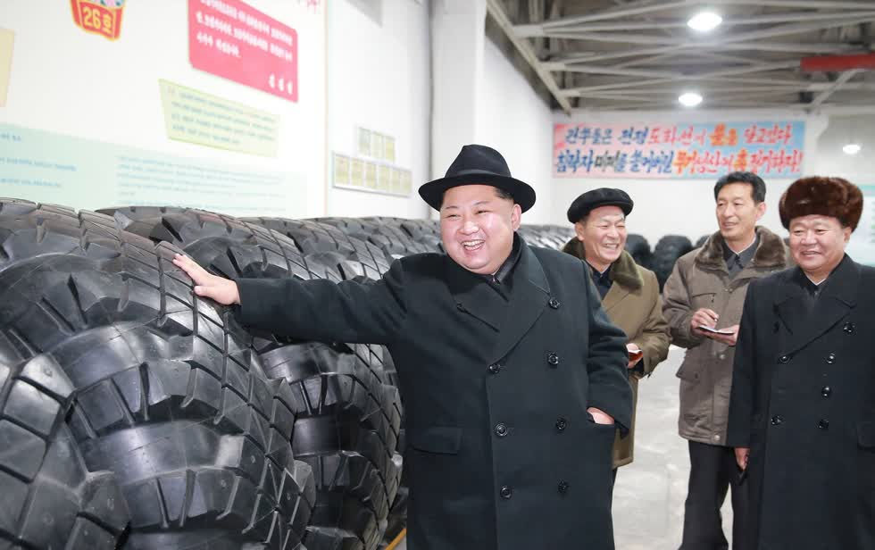 Nhà lãnh đạo Triều Tiên Kim Jong-un thăm một nhà máy sản xuất. Ảnh: AFP.