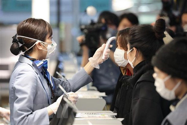 Nhân viên hàng không kiểm tra thân nhiệt các hành khách trước khi họ về Vũ Hán (Trung Quốc) tại sân bay quốc tế thủ đô Tokyo, Nhật Bản ngày 31/1/2020. Nguồn: THX/TTXVN