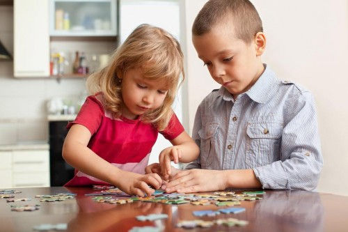  Trẻ tăng động chơi xếp hình sẽ cải thiện sự tập trung và khả năng ghi nhớ.