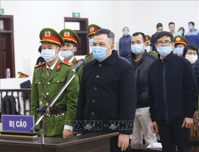 Bị cáo Lê Xuân Giang, Chủ tịch HĐQT Công ty Liên Kết Việt và đồng phạm tại phiên tòa. Ảnh: TTXVN 