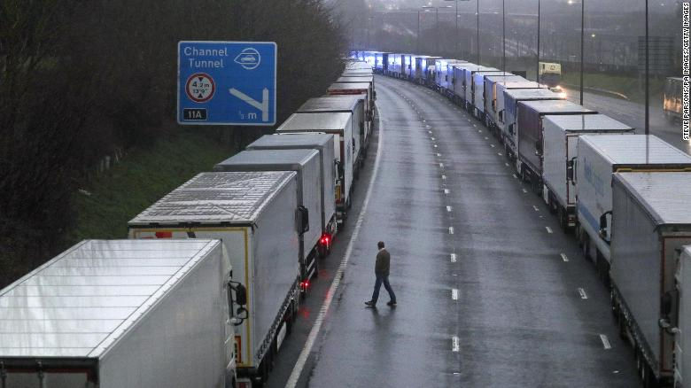 Xe tải ùn ứ trên đường M20 gần Folkestone, Kent sau khi cảng Dover và lối vào đường hầm Eurotunnel đóng cửa. Ảnh: CNN