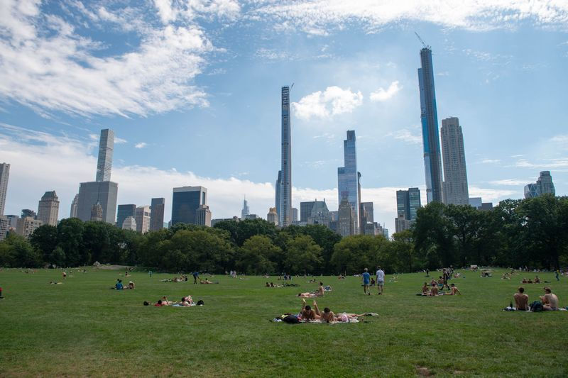 Những tòa tháp sang trọng lấp ló trong Công viên Trung tâm ở Manhattan. Ảnh: Getty