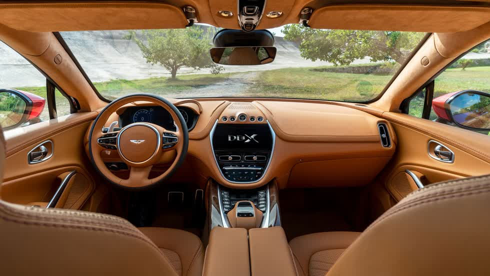 Giá Aston Martin DBX cả chính hãng và nhập ngoài khoảng 20 tỷ đồng.