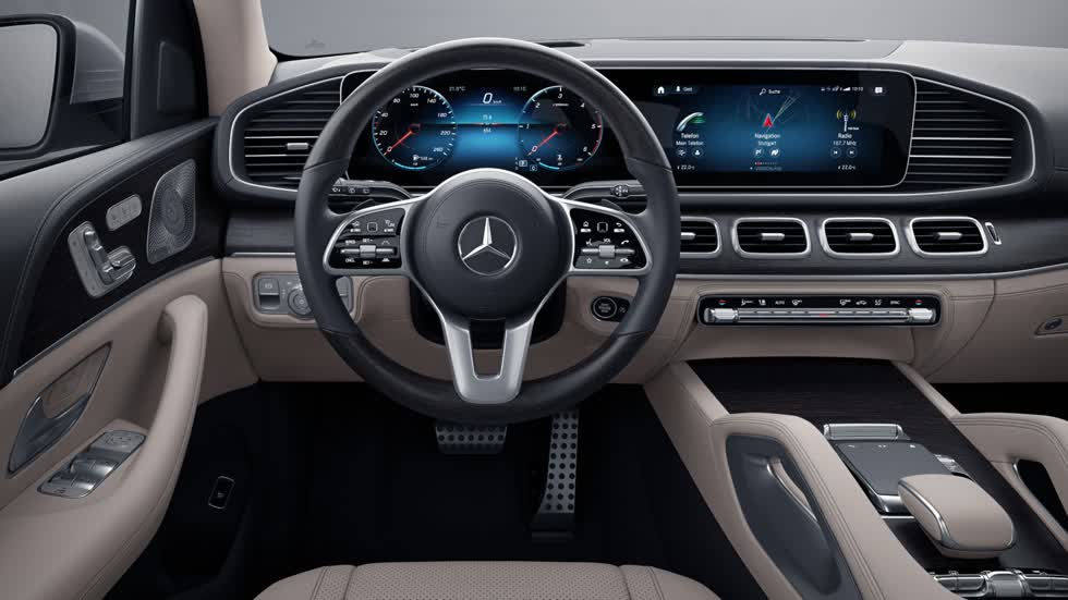 Giá Mercedes-Benz GLS 450 4Matic chính hãng là hơn 4,9 tỷ đồng. Bản GLS 580 nhập ngoài giá khoảng 9,8 tỷ đồng.
