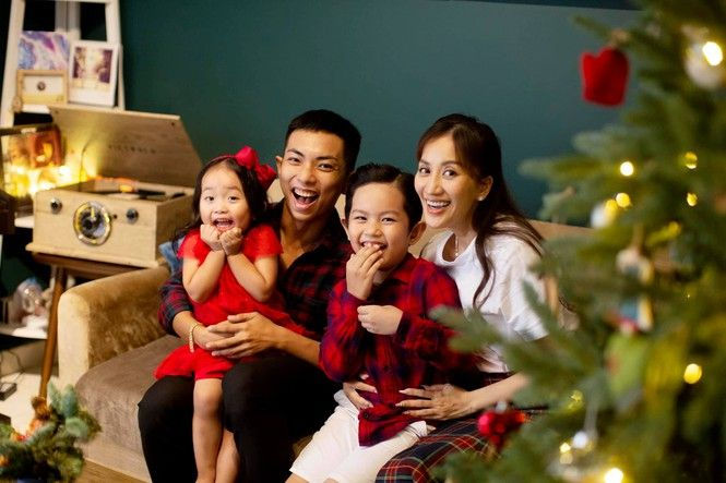 Gia đình vợ chồng Khánh Thi - Phan Hiển hạnh phúc bên nhau, rạng rỡ đón Giáng sinh. Ảnh: FBNV