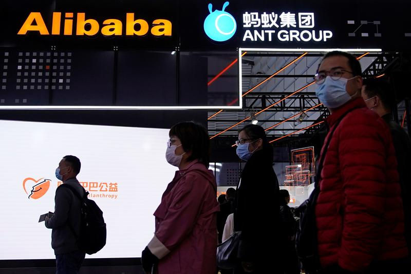 Biểu tượng của Alibaba Group và Ant Group được nhìn thấy trong Hội nghị Internet Thế giới (WIC) ở Wuzhen, tỉnh Chiết Giang, Trung Quốc. Ảnh: Reuters