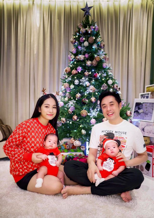 Vợ chồng Dương Khắc Linh, Sara Lưu chụp ảnh chủ đề Noel cùng hai con trai song sinh. Ảnh: FBNV