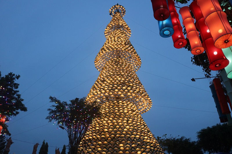  Cây thông Noel độc đáo làm từ 2340 chiếc nón lá. Ảnh: Pháp luật. 