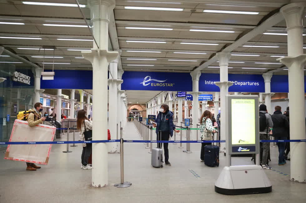 Hành khách xếp hàng chờ tại nhà ga Eurostar tại St Pancras International ở Anh. Ảnh: Reuters.